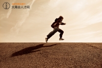 拼命奔跑很苦，但停下来更苦。